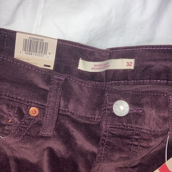 Levi’s Wedgie Skinny Plush Burgundy Corduroy Jeans Size 32 High Rise - Picture 6 of 8